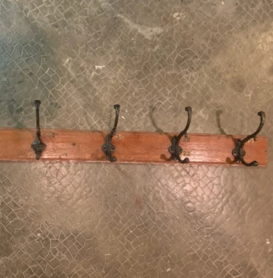 Patères Ancienne en Fontes École Couvent Sacristie Vestiaire   - Photo 1/4