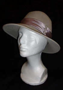 SOMBRERO FEDORA DE FIELTRO GRIS PARA DAMA - Banda de satén lavanda con tres rosetas de fieltro gris - Imagen 1 de 6