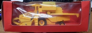 BRITAINS TR85 NEW HOLLAND COMBINE HARVESTER NIB 1/32 LQQK - Picture 1 of 5