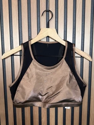 Top deportivo Fabletics para mujer marrón negro de lujo satinado recortado entrenamiento atlético Foto 1 de 4