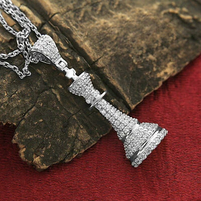 Collana con ciondolo a forma di re degli scacchi con diamanti rotondi... - Immagine 1 di 4