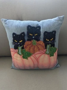 Almohada cuadrada Pier 1 con cuentas 3 gatitos negros calabazas 13"" brillante Halloween - Imagen 1 de 3