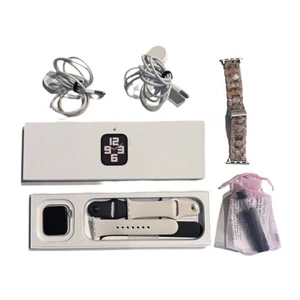 Apple Watch SE Gen 2 GPS + Cellular 40mm Starlight, Extra Bands & Charging Cords - Zdjęcie 1 z 9
