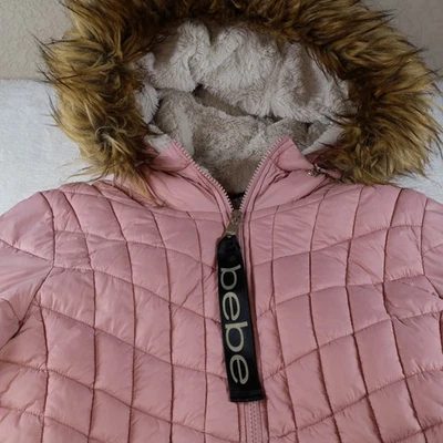 Abrigo Bebe Puffer con capucha de piel sintética para mujer talla S rosa polvoriento Foto 1 de 4