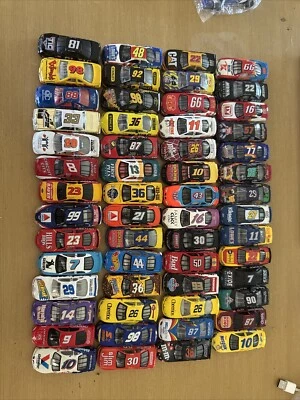Винтажный 1990-е лот из 56 гоночных автомобилей NASCAR ЛИТЫЕ 1/64 чемпионы гоночных автомобилей - Изображение 1 из 4