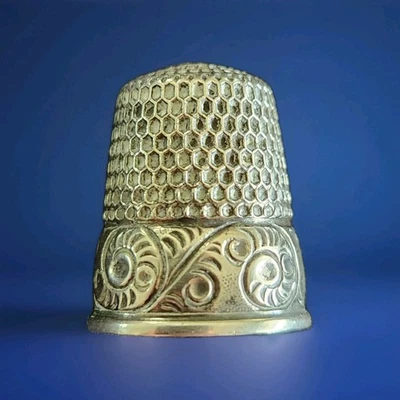 Pergaminos para correr Waite Thresher Co. de plata esterlina dedal talla 8 marca de estrellas Foto 1 de 4