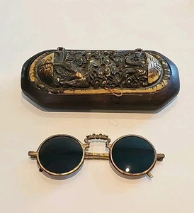Antikes chinesisches hochgeschnitztes Etui mit Drachen Phönix Motiv und Brille aus dem 19. Jahrhundert - Bild 1 von 24