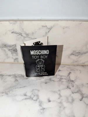 MOSCHINO TOY BOY para hombres 0,03 oz - 1 ml - Eau de Parfum tamaño muestra frasco en aerosol  Foto 1 de 4