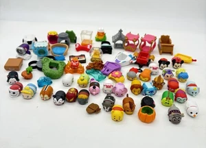 Konvolut 50+ Teile Disney Tsum Tsum Figuren Zubehör Ständer - Bild 1 von 4