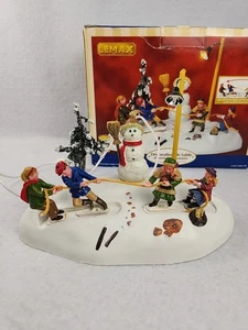 LEMAX Pueblo de Navidad Luz Animada Niños v Niñas Tira y afloja con caja LEER - Imagen 1 de 13