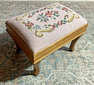 Taburete de pie vintage rosa floral punta de aguja marco de madera patas curvas Foto 1 de 4