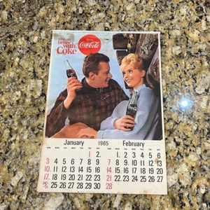 Insegna Calendario Coca Cola 1964 1965 Completa Pin Up Modello Ragazza Vintage Originale - Foto 1 di 17