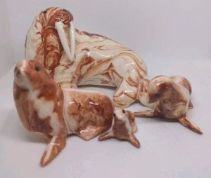 Figura de recuerdo firmada escultura esmaltada jaspeada cachorro foca esquimal Sitka Cay Alaska - Imagen 1 de 8