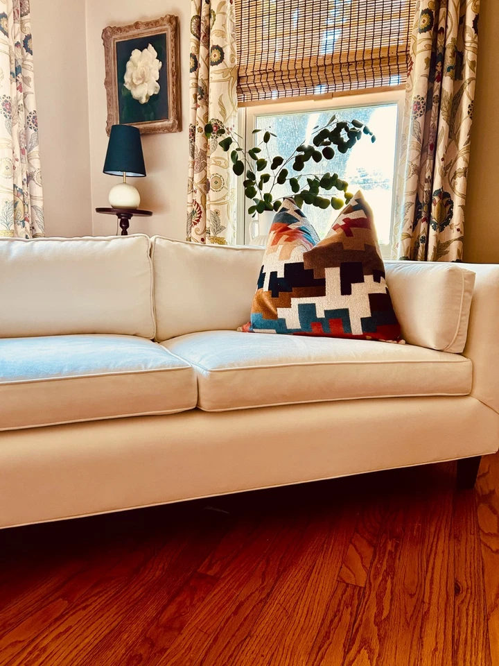 Sofá Chesterfield moderno blanco recién tapizado en Crypton Home Graceland  Foto 1 de 4