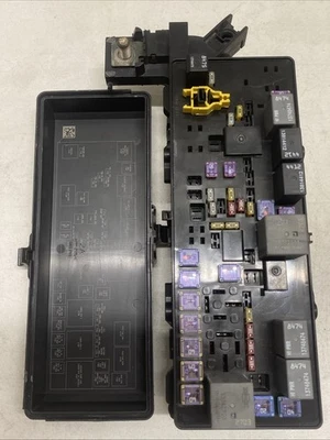 Boîte à fusibles moteur module puissance totalement intégré Dodge Journey TIPM 2012-2019 OEM - Photo 1/4
