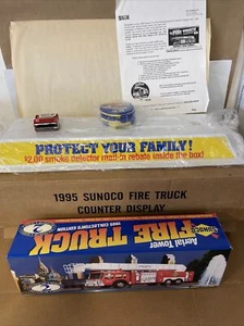 Ed. da Collezione 1995 Sunoco TORRE AEREA CAMION DEI POMPIERI ed espositore da banco negozio nuovo con scatola - Foto 1 di 10