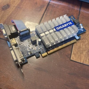 Carte Vidéo Gigabyte GV-N210SL-1GI, GeForce 210, 1 Go, GDDR3 - Photo 1/7