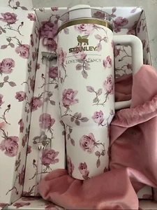 Stanley x LoveShack Fancy Löscher Becher 40 Unzen - Band Rosa Weiß - Versiegelt - Bild 1 von 2