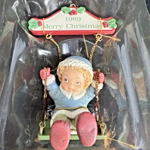 Weihnachtsschmuck Enesco Mädchen auf Schaukel Stechpalme Winter Memories Serie 1989 NOS - Bild 1 von 13
