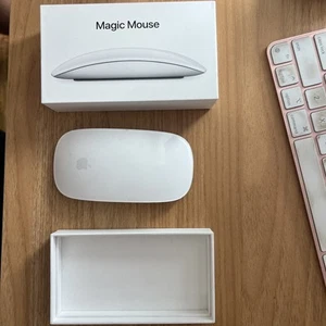 Apple Magic Mouse 2 Wireless Mouse - Silver (MLA02LL/A) - Zdjęcie 1 z 3
