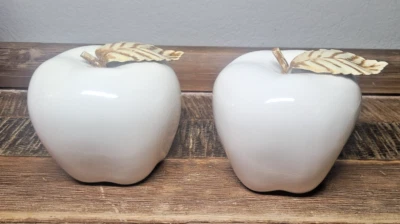 Dos manzanas de cerámica huecas blancas de 3" hoja y tallo de metal decoración del hogar de campo Foto 1 de 4