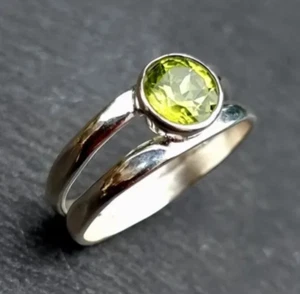 Anillo de peridoto natural liso plata esterlina 925 anillo hecho a mano y correa destacada - Imagen 1 de 5