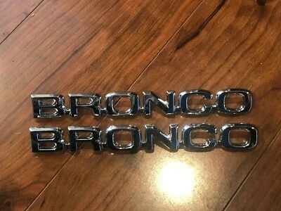 NUEVO EN STOCK 1980 1981 1982 1983 1984 1985 1986 FORD BRONCO GUARDABARROS DELANTERO EMBLEMAS CONJUNTO 2 PIEZAS Foto 1 de 4