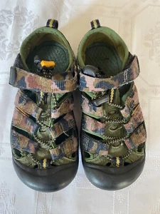 Keen Sandals Green Camo Kids Water Shoes Outdoor Shoes Size 13-13.5 - Picture 1 of 7