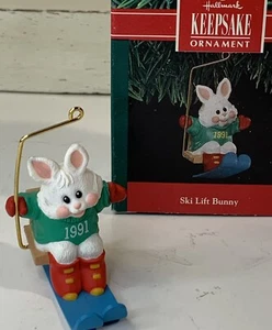 Vintage Ornament Hallmark Ski Lift Bunny Perfect New Old Stock Blue Skis Chair - Picture 1 of 8