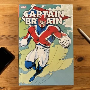 Captain Britain Omnibus HC Davis Variant **NEW/NEU** - Bild 1 von 2