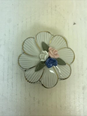 Caja de anillo de baratija floral pequeña con tapa blanca rosa verde azul 2 3/4" de diámetro Foto 1 de 4