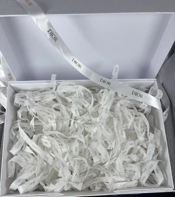 Dior большая подарочная коробка 12,5 «x 9» x 4,5» с лентой, заполнения pape и белый конверт - Изображение 1 из 4