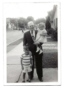 Vintage Vernacular Snapshot 50er Jahre Opa und Kinder auf der Straße - Bild 1 von 1