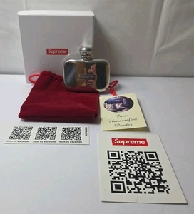 Mini frasco Supreme de peltre plateado con bolsa FW20 nuevo nunca usado - Imagen 1 de 6