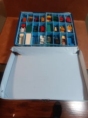 MATCHBOX ESTOJO DE COLECIONADOR COM VEÍCULOS LESNEY MATCHBOX CORGI LINDBERG - Imagem 1 de 4