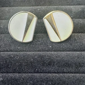 Orecchini Vintage Monet Smalto Tono Bianco e Oro Geometrico Mezzo Cerchio Clip On - Foto 1 di 6