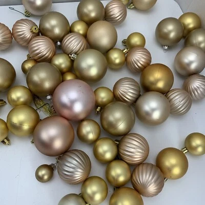 Lote de adornos navideños bola dorada mate de varios tamaños Foto 1 de 4