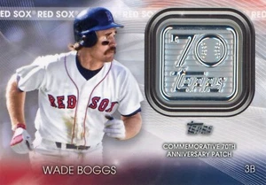 TOPPS 2021 UPDATE SERIE WADE BOGGS #T70P-WB 70 JAHRESTAG LOGO AUFNÄHER RELIKT - Bild 1 von 2