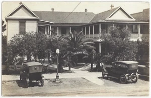 1920 San Benito, Texas - ECHTFOTO Hotel und alte Autos, Vintage Postkarte - Bild 1 von 2