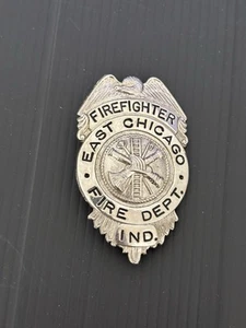 Insignia de bombero obsoleta vintage del Departamento de Bomberos de East Chicago Indiana - Imagen 1 de 3