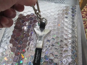 YSL Y Schlüsselanhänger/Key Ring Neu in versiegelter Packung Silber Akzente Leder Bodenband - Bild 1 von 4