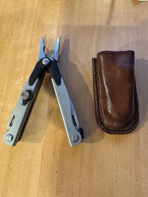 Alicate de asistencia automática Gerber Recoil multiherramienta y bolsa de cinturón de cuero de la vieja escuela edc Foto 1 de 3