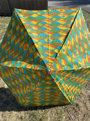 Paraguas vintage de vinilo playa césped patio 8' push-up circa años 50-60 MCM flores Foto 1 de 4