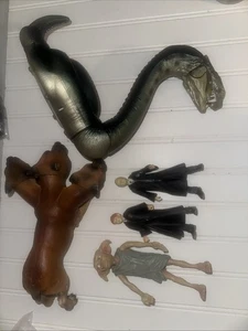Figuras de Harry Potter, serpiente basilisco, perro de tres cabezas y dos figuras - Imagen 1 de 10