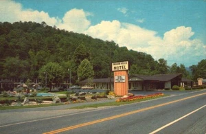 VINTAGE Postcard INDIAN HILLS MOTEL Cherokee N.C. P22063 Dynacolor Graphics - Picture 1 of 2
