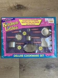 Vintage Tyco 1995 Kitchen Littles Deluxe Kochgeschirr Set Neu im Karton Barbie Größe Töpfe Pfannen - Bild 1 von 9