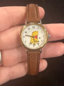 Reloj Disney Winnie The Pooh Mujer 26mm Dorado Tono Plata Abeja Segundos Batería Nueva - Imagen 1 de 7