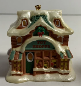Snow Frost Falls Victorian Village, cubierta de luz, tienda de juguetes - Imagen 1 de 7