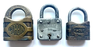 TRE LUCCHETTI VINTAGE CORBIN ~ MASTER ~ AQUILA 2 1/4" - 2 1/2" SENZA CHIAVI - Foto 1 di 10
