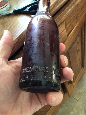 Botella de Coca Cola ámbar lateral recto Memphis Tennesse Tenn con etiqueta. Soda 1900 Foto 1 de 4